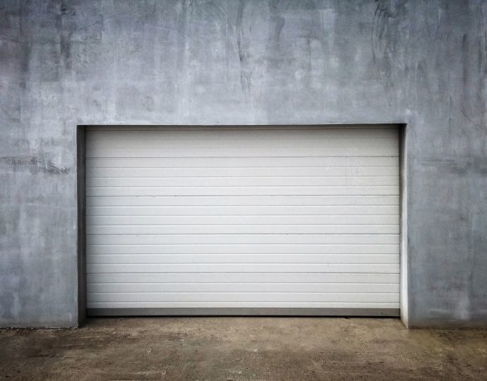 Какую плитку нужно класть на стены и пол в гараже?